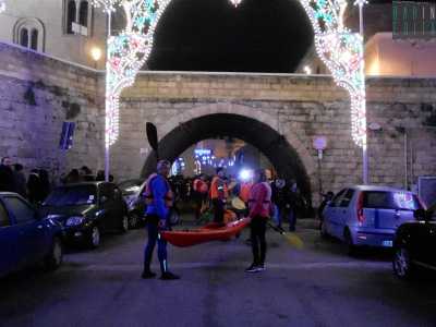 I Cavalieri del mare si dirigono verso la Basilica per ricevere la benedizione del priore
